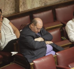 Τους πήρε ο ύπνος και έγειραν στης Βουλής τα έδρανα: Oι βουλευτές αποκαμωμένοι 