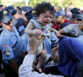 Αυτό το μωρό ποιος θα το ησυχάσει που λιώνει στο κλάμα; Συγκλονιστικές εικόνες από την προσφυγιά στην Κροατία     