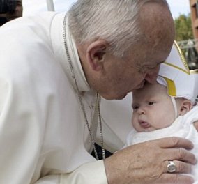 Μωρό ντυμένο Πάπας έκανε τον Πάπα να ξεκαρδιστεί και... εμάς το ίδιο - δείτε το βίντεο 