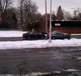 Βίντεο: Να ένας μικρός θεός - Δείτε πώς σπρώχνει το αμάξι του  