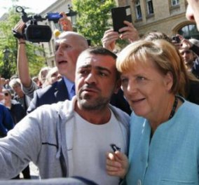 "Βασιλική" υποδοχή στη Μέρκελ από μετανάστες και πρόσφυγες - Οι selfies της Καγκελαρίου  