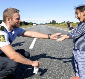 Γλυκιά στιγμή επιτέλους: Δανός αστυνομικός παίζει με ένα κοριτσάκι από την Συρία!  