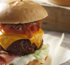 Ο Άκης Πετρετζίκης φτιάχνει το πιο νόστιμο burger που έχετε φάει! Σκέφτεστε τίποτα καλύτερο για μεσημεριανό;