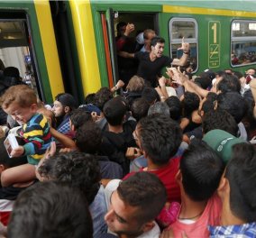 Χαοτικές σκηνές στον σταθμό της Βουδαπέστης - Άνοιξε μεν αλλά τρένα δεν φεύγουν