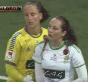 Βίντεο: Απίστευτο αυτογκόλ σε γυναικείο αγώνα ποδοσφαίρου στην Σουηδία 