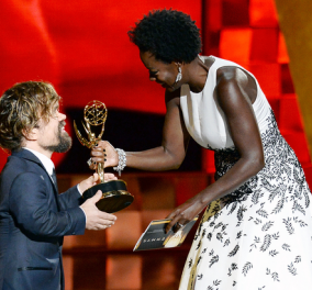 Ουδέν κρυπτόν από την κάμερα: Η στιγμή που ο νάνος του Game of Thrones φτύνει την τσίχλα στο στόμα της γυναίκας του για το Emmy  