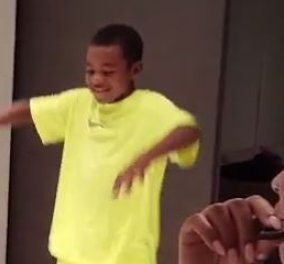 Βίντεο: Όταν ο μικρός γιος του Λεμπρόν μιμείται τον μπαμπά του - ο άσσος του μπάσκετ ξετρελάθηκε 