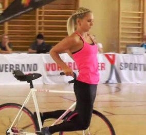Σαν αμαζόνα στο ποδήλατο της: Η όμορφη ξανθιά ανεβαίνει επάνω του  & κάνει "μπαλέτο" - βίντεο    