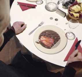 Βίντεο: Τραπέζι μετατρέπεται σε κάτι εκπληκτικό όσο οι καλεσμένοι περιμένουν το γεύμα τους - Μια διασκεδαστική έκπληξη