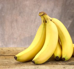 Το απόλυτο κόλπο για να μη μαυρίζουν οι μπανάνες - Δείτε το! 