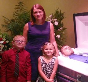 Πόζαρε με τα δύο της παιδιά στο φέρετρο του νεκρού από ηρωίνη συζύγου της για να δώσει ένα μήνυμα 