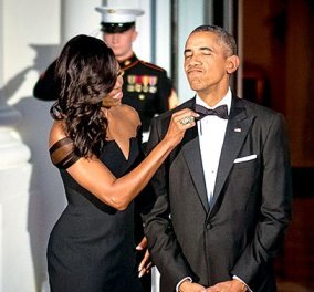 ''Αχ φτιάξε μου λίγο το παπιγιόν'': Σαν να το φχαριστιέται ο Ομπάμα έτσι που τον αγγίζει η Μισέλ με τα extensions 