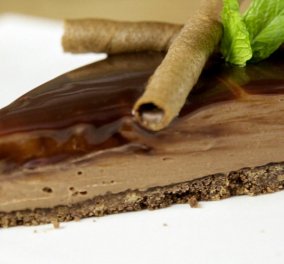 Ο Άκης Πετρετζίκης σε μεγάλα κέφια: Cheesecake με πραλίνα σοκολάτας!   