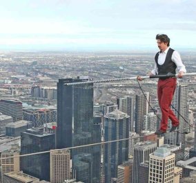 Εκπληκτικό βίντεο: Σχοινοβάτης ισορροπεί στα 300 μέτρα ύψος χωρίς δίχτυ ασφαλείας & κατακτά το ρεκόρ Γκίνες