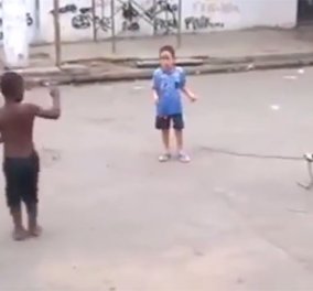 Βίντεο: Πανέξυπνος σκύλος παίζει σκοινάκι μαζί με τα παιδιά στη Βραζιλία