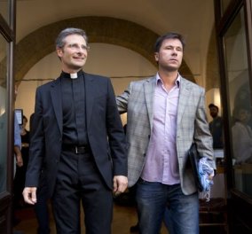 Απέλυσε το Βατικανό πολωνό ιερέα που δήλωσε gay και έδειξε τον σύντροφό του 