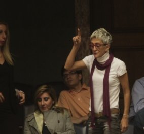 Ακτιβίστρια έκανε άνω κάτω την ομιλία Τσίπρα στη Βουλή: «Ο ελληνικός λαός, ψήφισε ΟΧΙ» φώναξε από τα θεωρεία 