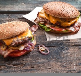 Ζουμερό cheeseburger από την αγαπημένη μας Αργυρώ - Γιατί η Παρασκευή θέλει ''αμαρτίες''