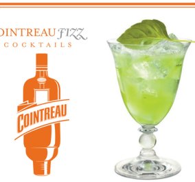 Η Ντίνα Νικολάου προτείνει ποτό για το τέλος της ημέρας: Cointreau Fizz Cucumber & Basil!  