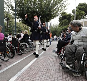 Συγκλονιστική συγκέντρωση διαμαρτυρίας έξω από τη Βουλή & το Μαξίμου: Άτομα με αναπηρία διαδηλώνουν για την περικοπή των συντάξεων τους
