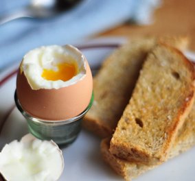 O Άκης Πετρετζίκης μας μαθαίνει πως να πετύχουμε το τέλειο βράσιμο αυγού ! Step by step όλη η τέχνη 