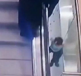 Βίντεο που κόβει τη ανάσα: 5χρονη παίζει με τις κυλιόμενες σκάλες και πέφτει στο κενό 