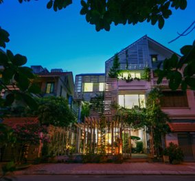 Πως ένα αδιάφορο σπίτι με την μαγική μπαγκέτα του αρχιτέκτονα γίνεται καταπράσινο γραφείο - κήπος  