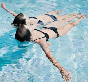 Λογιστής έγινε ζωγράφος: Οι πίνακες του με υπέροχες γυναίκες που κολυμπούν στην πισίνα είναι μαγικοί!