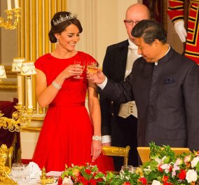 Με βασιλική τιάρα υποδέχτηκε η Kate τον Πρόεδρο της Κίνας στο χρυσό ballroom του Μπάκιγχαμ - Μουσική Beatles