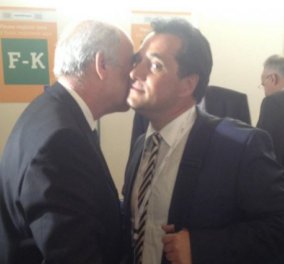 Πες το με ένα φιλί: Ο Μεϊμαράκης ασπάζεται τον Άδωνι & εκείνος μας κλείνει το μάτι 