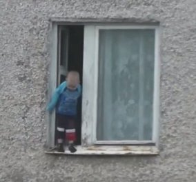 Βίντεο που «κόβει το αίμα»! Μωρό παίζει μόνο του έξω από παράθυρο του 8ου ορόφου
