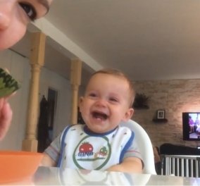 Βίντεο για καλημέρα: Χαριτωμένο μωράκι βλέπει τη μαμά του να τρώει καρπούζι & γελάει ασταμάτητα