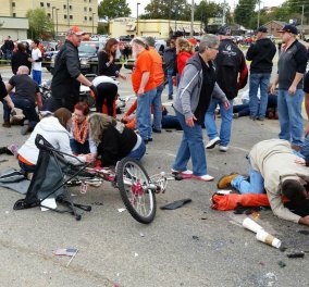 Τραγωδία με 4 νεκρούς & 49 τραυματίες όταν μια γυναίκα οδηγός έπεσε με φόρα σε θεατές παρέλασης