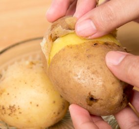Πετάτε την φλούδα από τις πατάτες που καθαρίζετε; Ιδού τα 5 οφέλη της που θα σας αλλάξουν γνώμη 