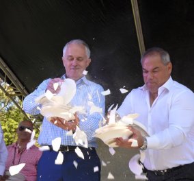 Ποιος σπάει πιάτα σήμερα; Ο Πρωθυπουργός της Αυστραλίας σε Ελληνικό Φεστιβάλ με κέφι & ρυθμό  