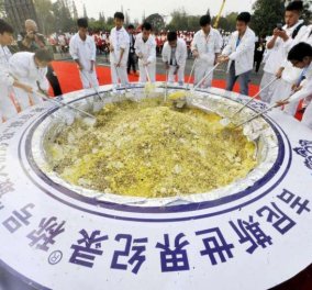 Χαρά στο κουράγιο τους: 300 Κινέζοι μαγείρεψαν τηγανιτό ρύζι βάρους 4 τόνων & κατέκτησαν ρεκόρ Γκίνες 