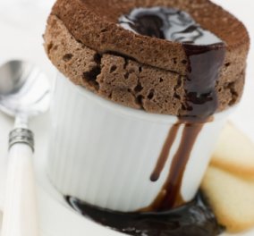 Γλυκιά αμαρτία: Σουφλέ σοκολάτας με μαρέγκα από τον εκπληκτικό Γιάννη Λουκάκο  