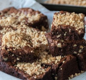 Οι πιο λαχταριστές brownies με σοκολάτα και αμύγδαλα του Άκη Πετρετζίκη