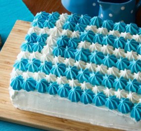 Φανταστική τούρτα με την ελληνική σημαία δια χειρός Άκη Πετρετζίκη - Χρόνια πολλά σε όλους!