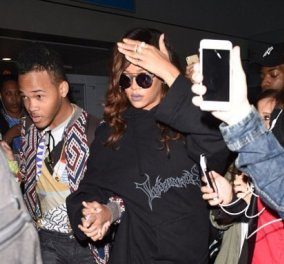 Στιλιστικό ατόπημα από την Rihanna: Στο αεροδρόμιο με σανδάλι, πράσινη κάλτσα και φαρδιά φόρμα 