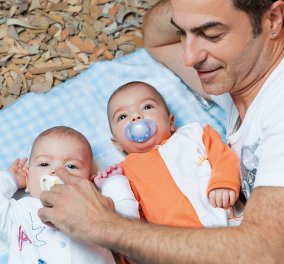Nεκτάριος Σφυράκης: Φωτογραφίζεται με τα τρίδυμα αγοράκια του & μιλά για το δύσκολο αγώνα για να γίνει πατέρας 
