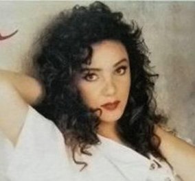 Σαν να μην πέρασε μια μέρα! Η τραγουδίστρια των 80's Σοφία Αρβανίτη σε χθεσινή της εμφάνιση μοιάζει με έφηβη