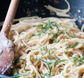 O Άκης Πετρετζίκης μας ενθουσιάζει: Σπαγγέτι aglio e olio για ένα λαχταριστό μεσημεριανό