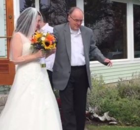 Πολύ συγκινητικό: Σαν από θαύμα ο ανάπηρος πατέρας σηκώνεται & συνοδεύει την νύφη - κόρη του!