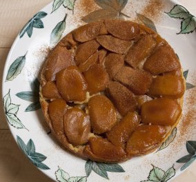 Ο μέγας ζαχαροπλάστης Στέλιος Παρλιάρος φτιάχνει ταρτ τατέν του ονείρου: Η πιο εύκολη μηλόπιτα έτοιμη σε 20'