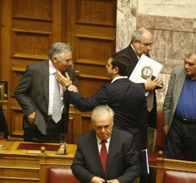Τετ α τετ στη Βουλή: Πώς χαιρέτησε ο Τσίπρας τον Πελεγρίνη