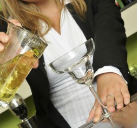 Θέλετε να γίνετε bartender; Αυτές είναι οι καλύτερες σχολές για να μάθετε να παίζετε τα ποτά στα δάχτυλα σας
