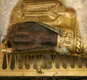 Βρέθηκε το λείψανο του Αγίου Χαραλάμπους που έκλεψαν από την Μονή του Μεγάλου Σπηλαίου