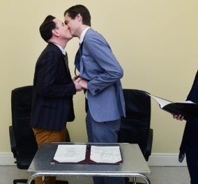 Πρώτος gay γάμος στην Ιρλανδία: Ο Cormac και ο Richard είναι το πρώτο ζευγάρι ομοφυλοφίλων 6 μήνες μετά τη νομιμοποίηση 
