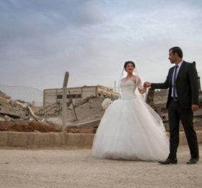 Μέσα από τα ερείπια του Κομπάνι, ζευγάρι ερωτεύτηκε παντρεύτηκε & γεννά την ελπίδα για το αύριο 